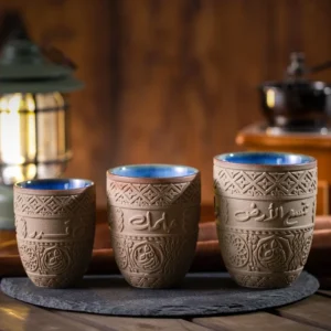 كوب قهوة يام على الطراز الأوسط من حروف عربية، كوب شاي بسيط من الطين الخشن